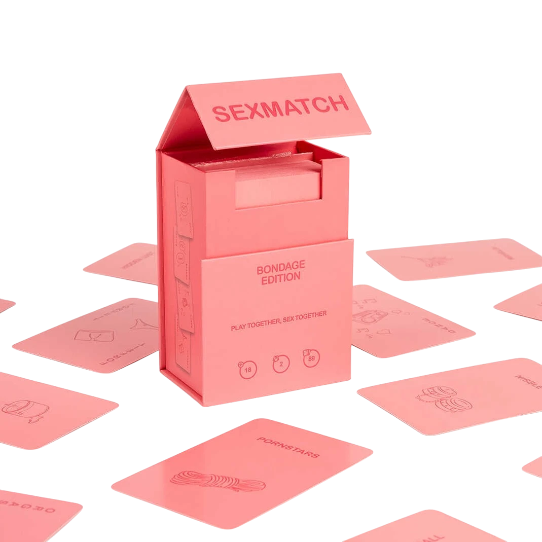 Boîte rose ouverte du jeu Sexmatch Bondage Edition avec cartes étalées autour - Oh My God'Z