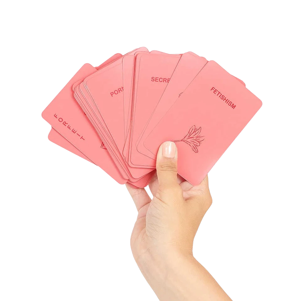 Main tenant un éventail de cartes roses du jeu Sexmatch Bondage Edition - Oh My God'Z