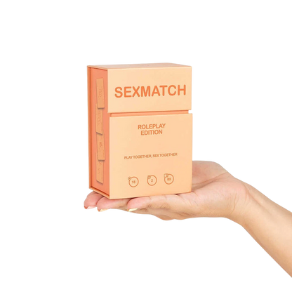 Boite Sexmatch Roleplay Edition tenue en main montrant le format compact du jeu couleur peche - Oh My God'Z