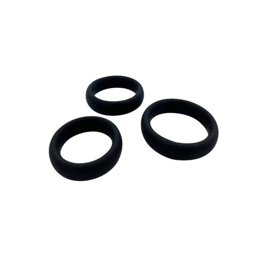 Kit de 3 cockrings Sensual Pleasure Rings Alive en silicone noir epais, diametres differents, fond blanc - Oh My God'Z