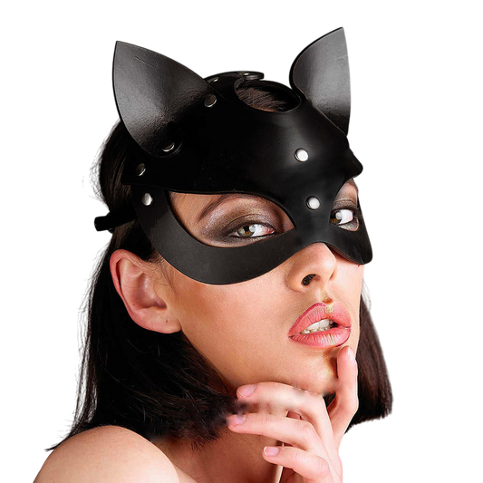 Femme brune portant un masque Catwoman en cuir noir avec oreilles de chat et rivets metalliques - Oh My God'Z
