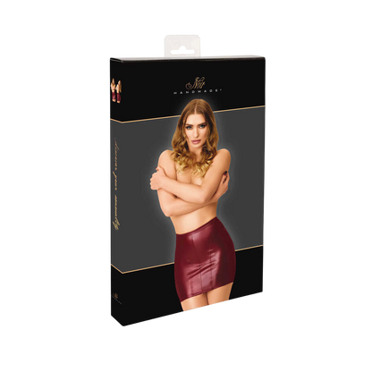 Boite cadeau noire Noir Handmade illustrant la mini jupe bordeaux en wetlook portee par un mannequin - Oh My God'Z
