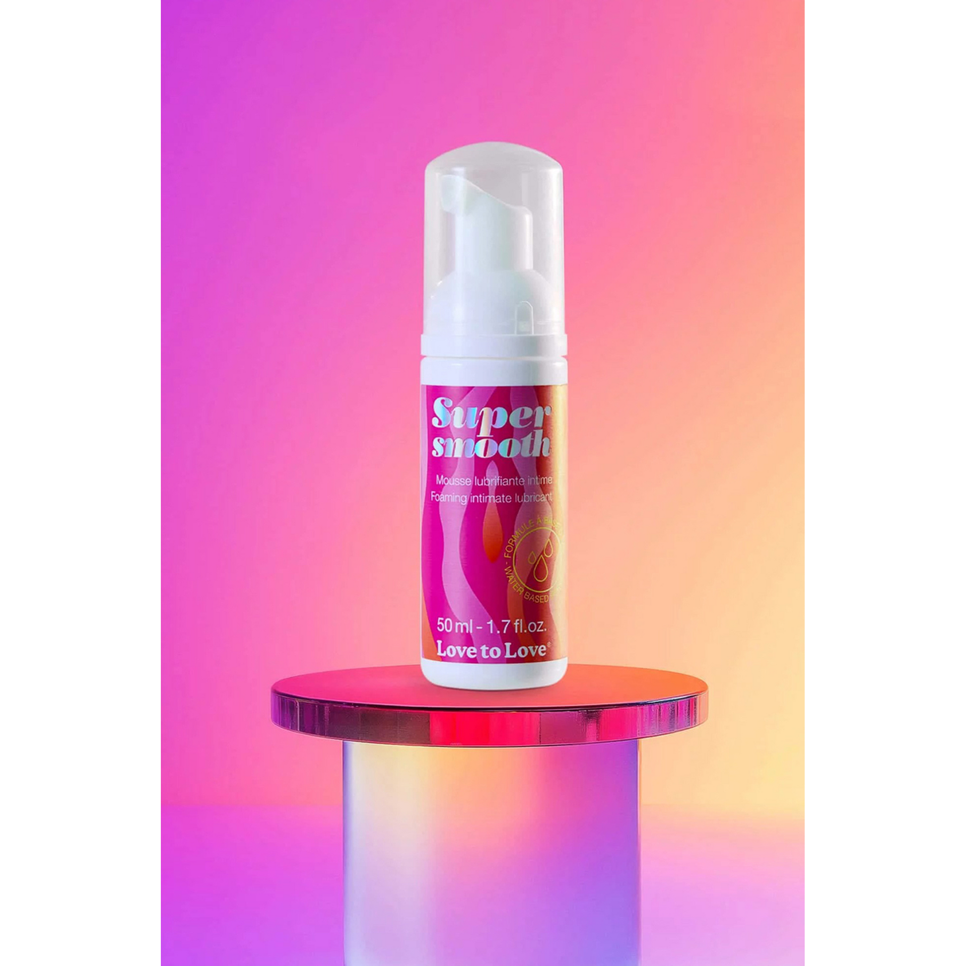 Flacon mousse lubrifiante Super Smooth Love to Love 50ml sur podium rose, fond dégradé rose orange - Oh My God'Z
