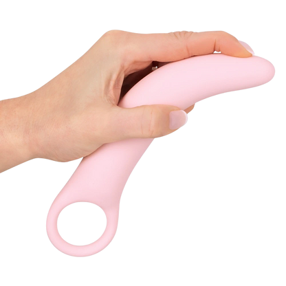 Main tenant un dilatateur vaginal rose Oh My God'Z en silicone souple avec anneau de préhension