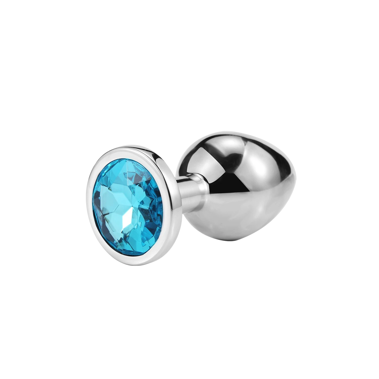 Gros plan du plug anal bijou Helira en aluminium chrome avec cristal bleu facette serti sur la base circulaire - Oh My God'Z