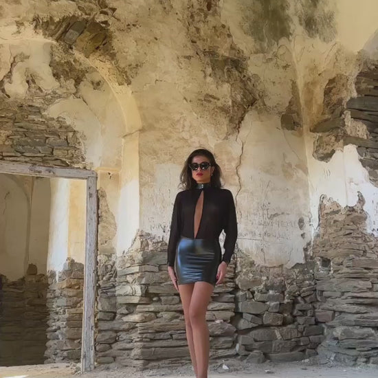 Posing vidéo de la Mini robe Opium F348 wetlook et tulle vendu dans le love shop haut de gamme Oh My God'Z