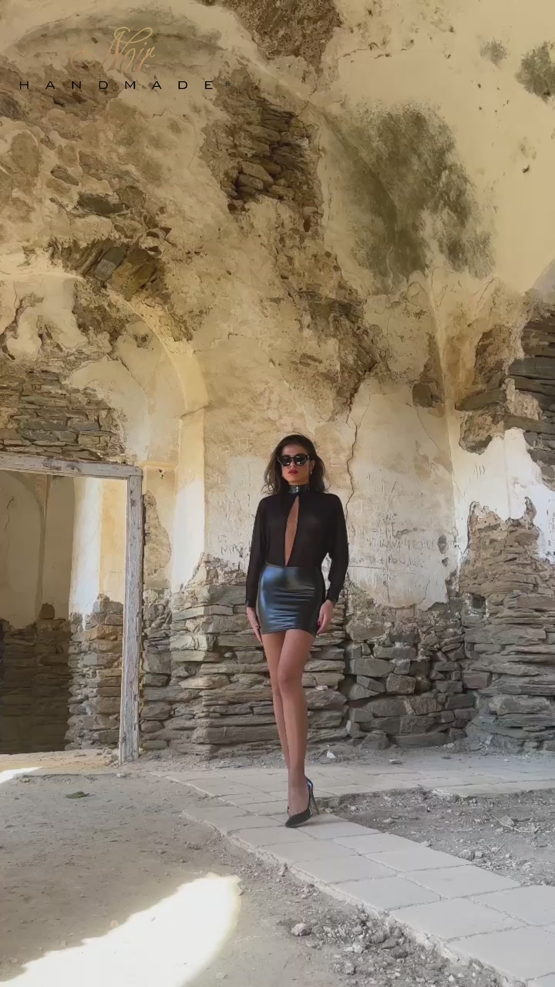 Posing vidéo de la Mini robe Opium F348 wetlook et tulle vendu dans le love shop haut de gamme Oh My God'Z
