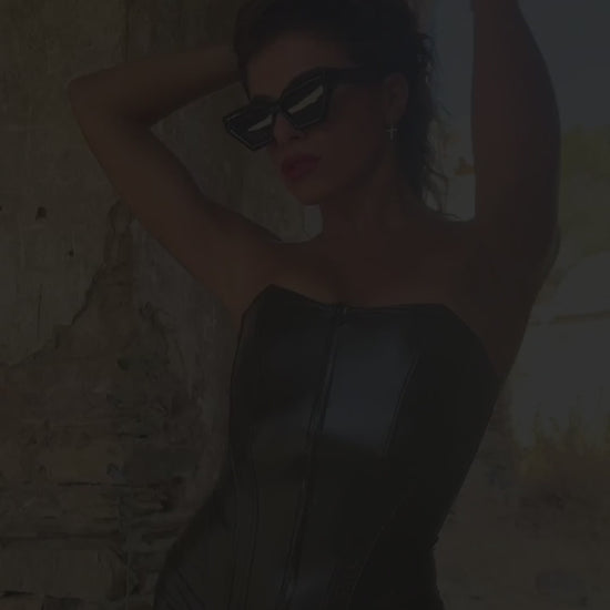 Vidéo d'un mannequin portant le corset wetllook de noir handmade. Lingerie haut de gamme disponible chez oh My God'Z