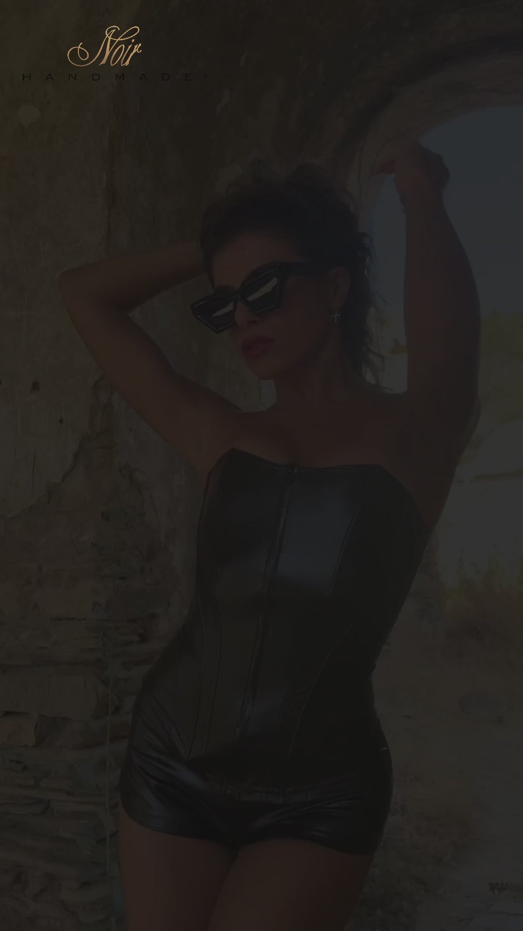 Vidéo d'un mannequin portant le corset wetllook de noir handmade. Lingerie haut de gamme disponible chez oh My God'Z
