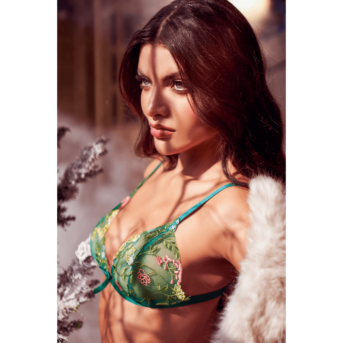 Gros plan soutien-gorge triangle vert aurore Mapale, tulle transparent et broderies florales colorees - Oh My God'Z