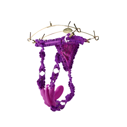 Stimulateur papillon connecte Lydia Realov en silicone violet place dans un string en dentelle violette - Oh My God'Z