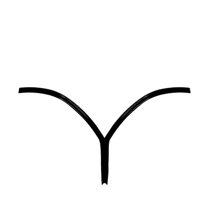 Detail du string noir Noir Handmade : fines brides wetlook formant un V, vue a plat sur fond blanc - Oh My God'Z