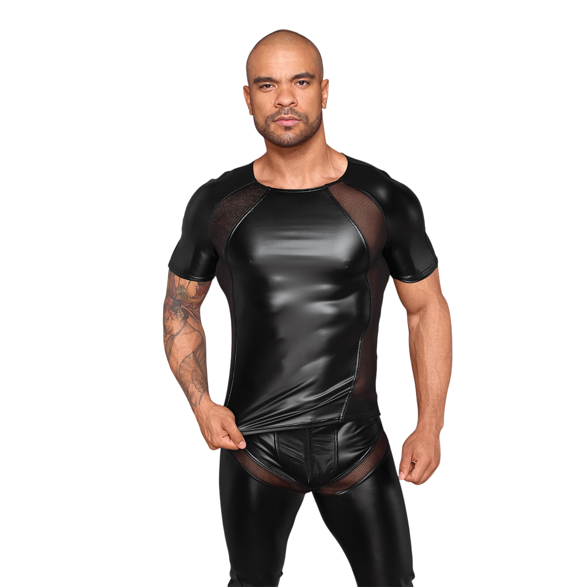 Homme portant un t-shirt noir moulant en wetlook avec empiecements en filet transparent, vue de face - Oh My God'Z