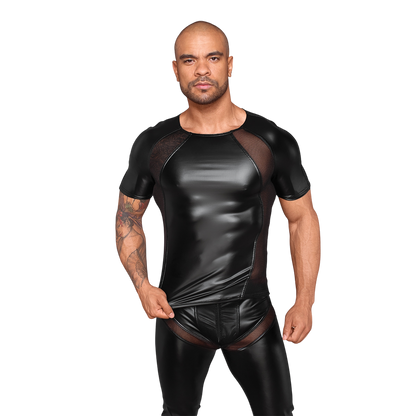 Homme portant un t-shirt noir moulant en wetlook avec empiecements en filet transparent, vue de face - Oh My God'Z
