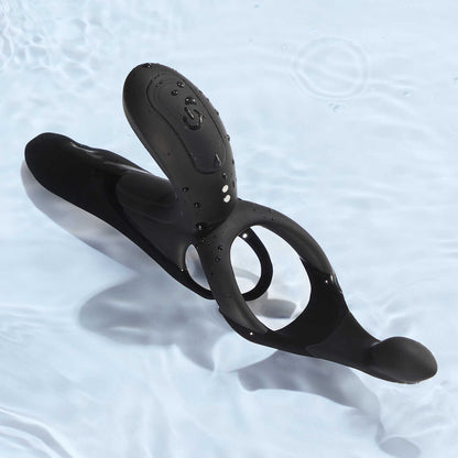 Vibromasseur Pleasure Pivot noir étanche en silicone posé sur surface mouillée avec gouttelettes d'eau - Oh My God'Z