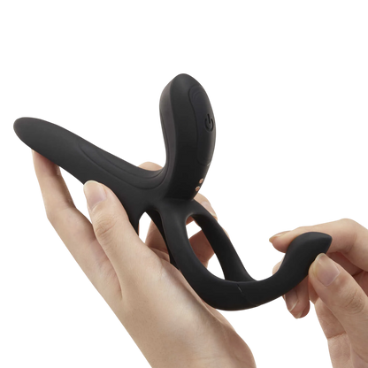 Vibromasseur pour couples Pleasure Pivot noir tenu en main, montrant le design compact et les anneaux extensibles - Oh My God'Z