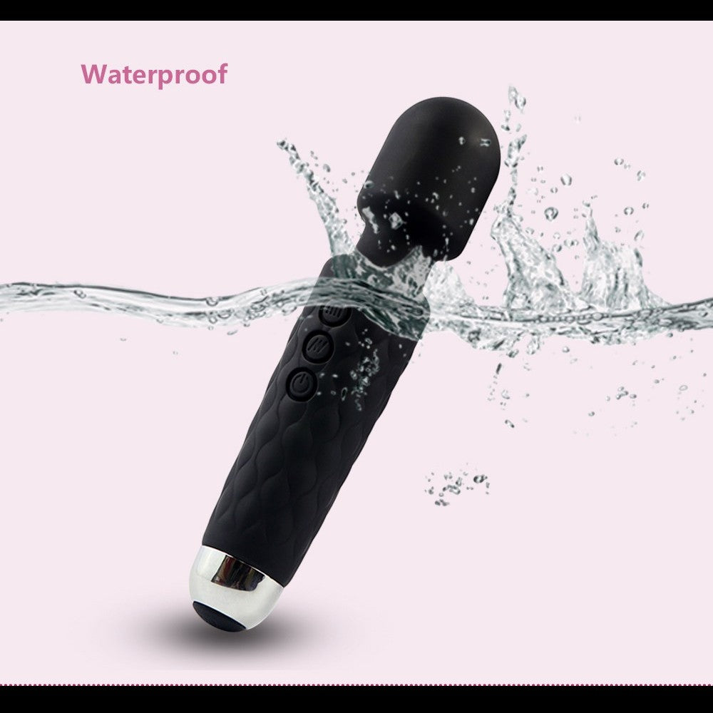 Vibromasseur wand noir waterproof immergé dans l'eau démontrant sa résistance IPX65 étanche - Oh My God'Z